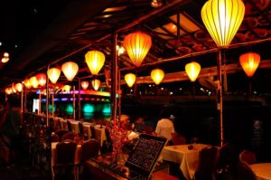 Na zdjęciu widać stoliki restauracji. Bardzo kameralne nastrojowe oświetlenie.